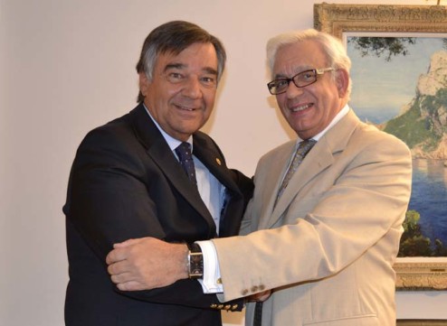 El presidente del COF de Madrid, Luis González, con el consejero de Sanidad de la Comunidad de Madrid, Jesús Sánchez Martos.