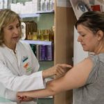 Las farmacias de Barcelona han informado ya a 2.500 personas sobre factores de riesgo en cáncer de piel