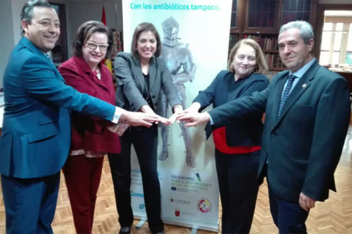 La consejera de Sanidad de Murcia, Encarna Guillén, junto con los presidente de los colegios profesionales de la región