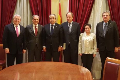 Miembros del Grupo Popular del Senado junto a representantes del Consejo General de Colegios Oficiales de Farmacéuticos