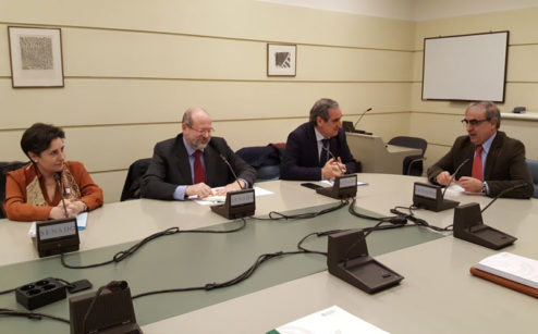 Rosa López Torres, tesorera, Luis Amaro, secretario y Jesús Aguilar, presidente del CGCOF junto a José Martínez Olmos, portavoz de Sanidad del PSOE en el Senado