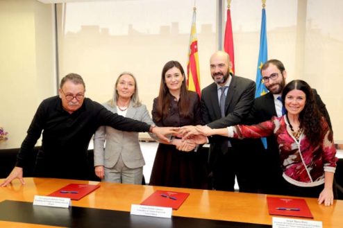 Carmen Montón junto al presidente del Consejo de COF de la Comunidad Valenciana, tras el anuncio de la consecución de la interoperabilidad con la 'e-receta'.