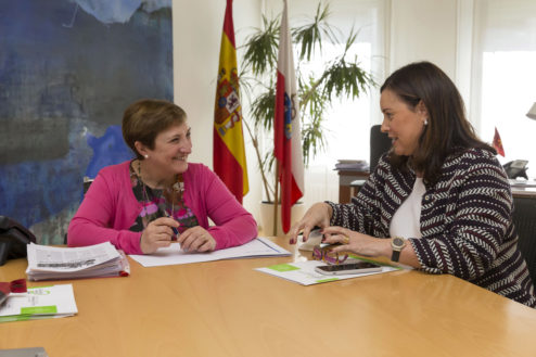 Imagen de la reunión de la consejera de Sanidad de Cantabria, María Luisa Real, y la presidenta del COF, Marta Fernández- Teijeiro, para hablar del 'conSIGUE'.