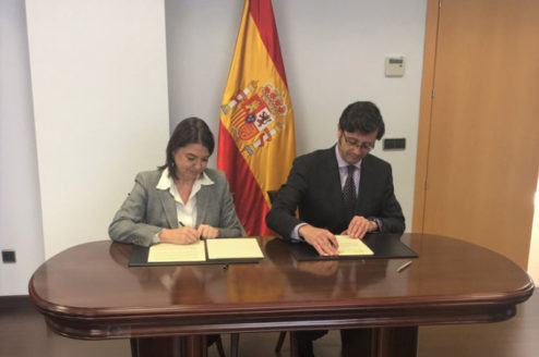 Firma del convenio entre el Ministerio de Defensa y la Agencia Española de Medicamentos y Productos Sanitarios (Aemps).