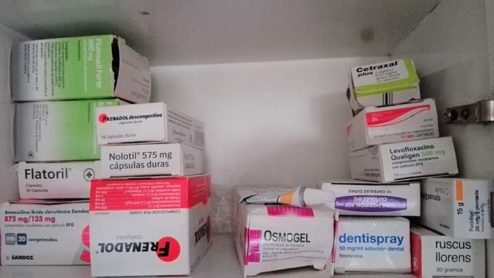 Medicamentos en un botiquín casero que incluye antibióticos.