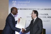 Kenneth Frazier, CEO y presidente mundial de MSD y Fernando Galván, rector de la Universidad de Alcalá de Henares (UAH)