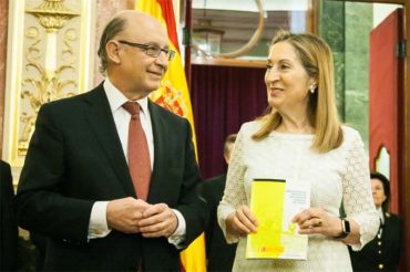 Cristóbal Montoro, ministro de Hacienda y Ana Pastor, presidenta del Congreso de los Diputados, en el acto de entrega del proyecto de PGE2017