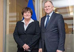 La directora de la OMS en la región de Europa, Zsuzsanna Jakab y el comisario europeo de salud Vytenis Andriukaitis