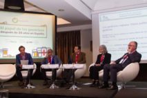 Mesa de debate de políticos y gestores en la Jornada 'El papel de los genéricos después de 20 años en España'