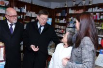 Ximo Puig, presidente de la Comunidad Valenciana y Carmen Monton, consejera de Sanidad Universal de la región visitando junto al presidente del COF de Valencia una farmacia