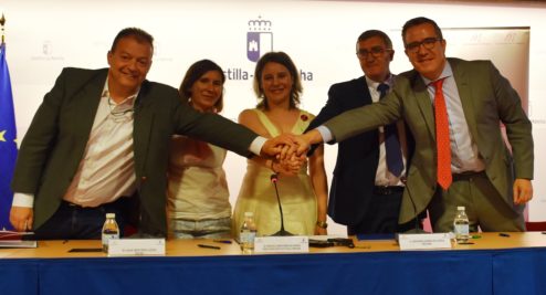 Acto de firma del convenio entre la directora del Instituto de la Mujer, Araceli Martínez, y los representantes de instituciones y entidades farmacéuticas de Castilla-La Mancha