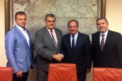 Albert Arqué, presidente de AGFE; Antonio Torres, presidente de FEFAC; José Javier Castrodeza, secretario general de Sanidad; y Josep Lluís Pinyana, presidente de AFET.