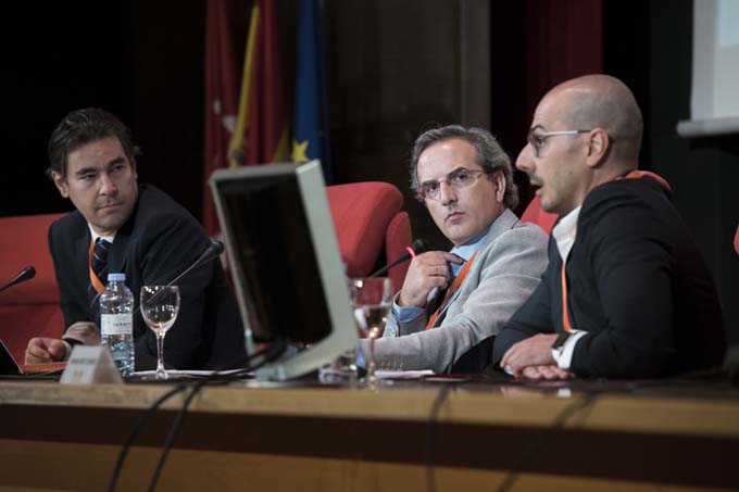 José Manuel Martínez Sesmero, director de Investigación e Innovación de Sociedad Española de Farmacia Hospitalaria y Gabriel Galván, director General de Novartis Oncology España