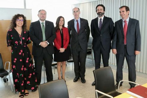 Los presidentes de los colegios de farmacéuticos gallegos junto al consejero de Sanidad, Jesús Vázquez Almuiña y la subdirectora de Farmacia, Carolina González Criado