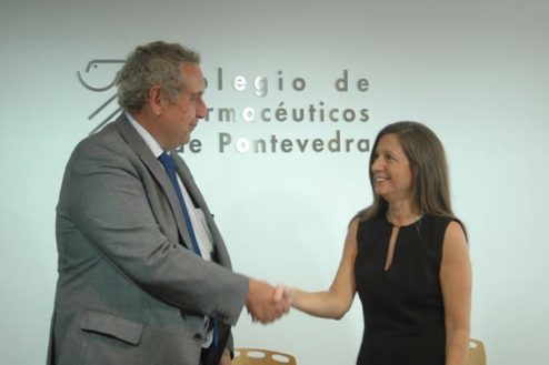 Alberto Govantes, director comercial de Normon y Alba Soutelo, presidenta del Colegio de Farmacéuticos de Pontevedra