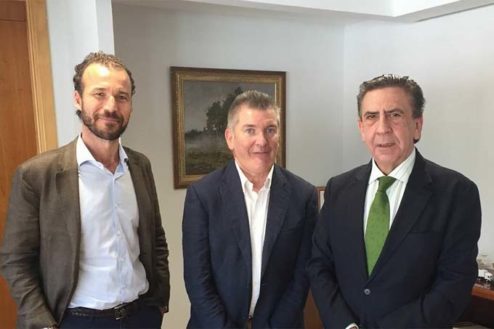 Emilio Martínez, vocal de Adefarma y vocal del Consejo Rector de Cofares, Cristóbal López de la Manzanara, presidente de Adefarma y Juan Ignacio Güenechea, presidente de Cofares