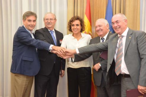 Miembros del Foro Profesional junto a la ministra de Sanidad, Dolors Montserrat.