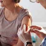 Sanidad llama a los grupos de riesgo a vacunarse contra la gripe y evitar el solapamiento con la Covid-19