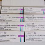 Las primeras 196.800 dosis de la vacuna de AZ llegan a España