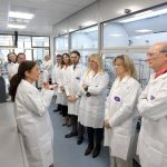 La Comisión de Sanidad y Consumo del Congreso visita el centro investigación de Janssen en Toledo