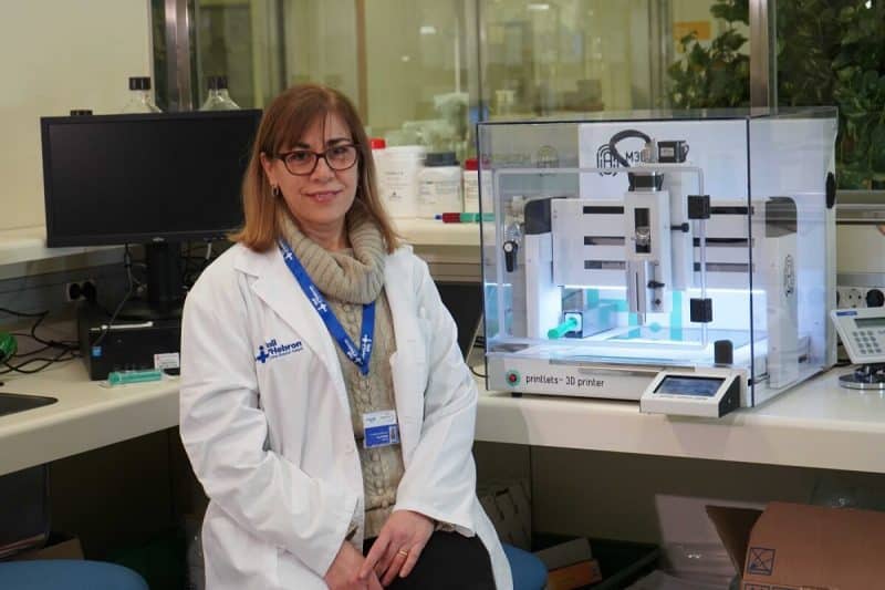 María Josep Cabañas, jefa del servicio de Farmacia, junto a la impresora que realiza los medicamentos.