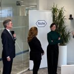 Díaz Ayuso se compromete en su visita a Roche Informatics su ayuda «a la empresa, la ciencia y el rigor”