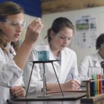 Farmaindustria y el Hospital Niño Jesús acercan el valor de la investigación biomédica a los más jóvenes