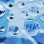 Restricción de los ‘químicos eternos’: el sector exige evaluar el efecto en el acceso a fármacos