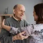 Cuidar con sentido: un apoyo a la salud emocional para cuidadores de personas con demencia