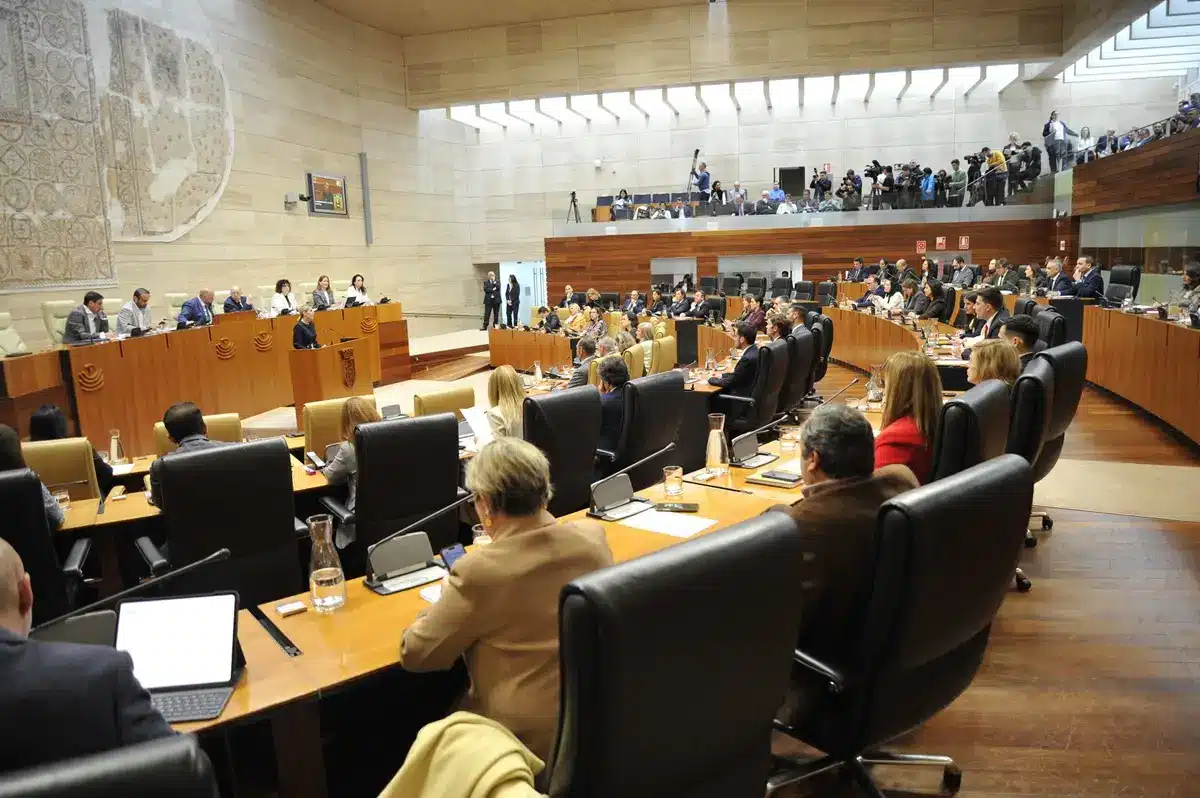 El acuerdo PP y Vox contempla una inyección de 500 millones a la sanidad extremeña