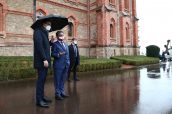 Pedro Sánchez conversa con Miguel Ángel Revilla en el seminario de Comillas