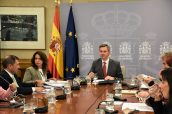 El ministro Miñones y sus colaboradores del Ministerio durante la reunión telemática.