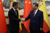 El presidente del Gobierno, Pedro Sánchez, saluda al presidente de la República Popular China, Xi Jinping.