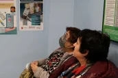 Dos pacientes, en la sala de espera del servicio.