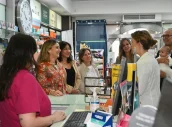 La consejera de Política Social, Familias e Igualdad, Conchita Ruiz, junto a la vicesecretaria del Colegio de Farmacéuticos, María Dolores Pérez, durante su visita a una farmacia colaboradora en la prevención y detección de casos de violencia de género