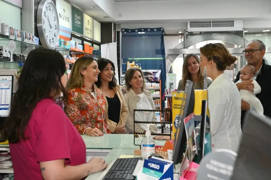 La consejera de Política Social, Familias e Igualdad, Conchita Ruiz, junto a la vicesecretaria del Colegio de Farmacéuticos, María Dolores Pérez, durante su visita a una farmacia colaboradora en la prevención y detección de casos de violencia de género