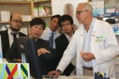 Visita de la delegación japonesa a la botica del farmacéutico Manuel Ojeda.