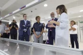 La presidenta Chivite y el consejero Domínguez atienden las explicaciones de los profesionales del centro.