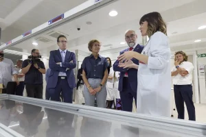 La presidenta Chivite y el consejero Domínguez atienden las explicaciones de los profesionales del centro.