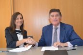 Imagen de la firma del acuerdo para que los colegiados de Pontevedra accedan a la formación virtual que ofrece el COF de Sevilla.