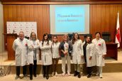 De izq. a dcha.: Javier Agorreta (Medicina Interna), Marta Marín (Farmacia Atención Primaria), Diana Tejada (Farmacia Hospitalaria), Leticia Armendáriz (Microbiología), Tere Rubio (Medicina Interna), Marta Adelantado (Microbiología), Ingrid Estévez (Medicina Preventiva) y Claudia Tapia (Nefrología).