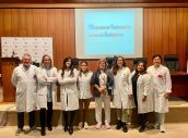 De izq. a dcha.: Javier Agorreta (Medicina Interna), Marta Marín (Farmacia Atención Primaria), Diana Tejada (Farmacia Hospitalaria), Leticia Armendáriz (Microbiología), Tere Rubio (Medicina Interna), Marta Adelantado (Microbiología), Ingrid Estévez (Medicina Preventiva) y Claudia Tapia (Nefrología).