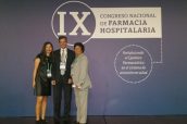 Catalina Bendeck (presidenta de la Asociación Colombiana de Farmacéuticos de Hospital), Miguel Ángel Calleja (presidente de la SEFH) y Natividad Poveda (directora ejecutiva de la Asociación Colombiana de Farmacéuticos de Hospital).