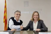 La consejera, Olga Pané y la presidenta de Farmaindustria, Fina Lladós, tras la firma del acuerdo.