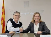 La consejera, Olga Pané y la presidenta de Farmaindustria, Fina Lladós, tras la firma del acuerdo.