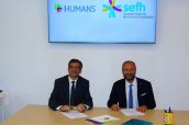 Imagen de la firma del convenio entre la SEFH y Fundación Humans.