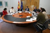 El presidente Pedro Sánchez, reunido con los ministros García y Grande-Marlaska y diversos expertos, analizan la situación actual.