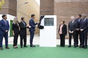 El presidente del Gobierno, Pedro Sánchez, descubriendo la placa de inauguración de la planta de Reig Jofré en Toledo.