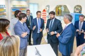 Imagen de la visita del presidente y el consejero de Sanidad de la Región de Murcia a las instalaciones de Hefame.