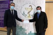 En la imagen, el presidente del Colegio de Farmacéuticos, Juan Pedro Rísquez y el presidente de la ONG Quesada Solidaria, Basilio Dueñas.